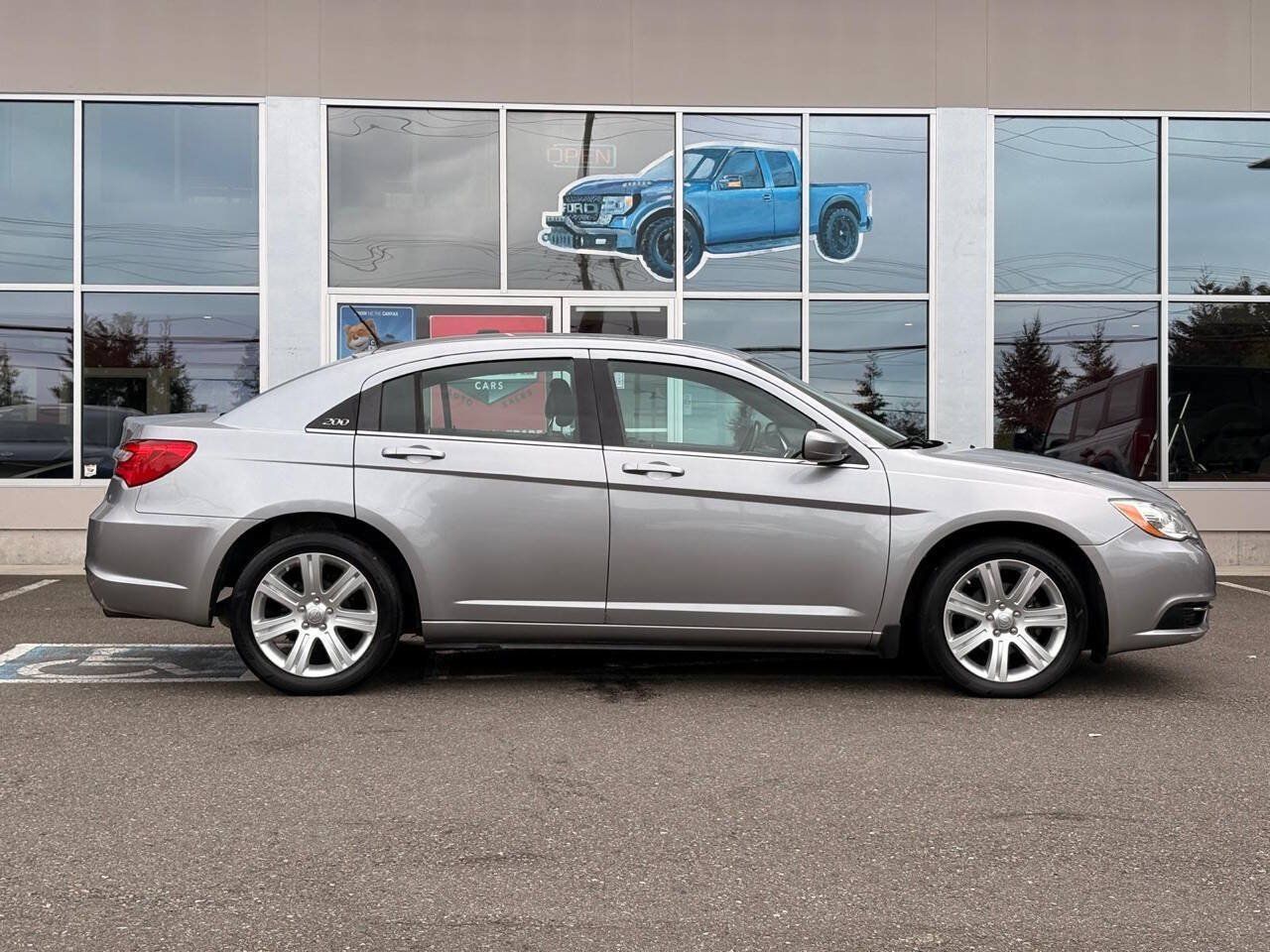 Used 2013 Chrysler 200 Touring FWD image 3