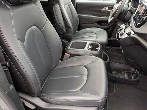 Used 2025 Chrysler Pacifica Select image 35