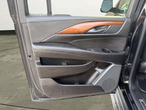 Used 2019 Cadillac Escalade ESV Luxury AWD/4WD image 21