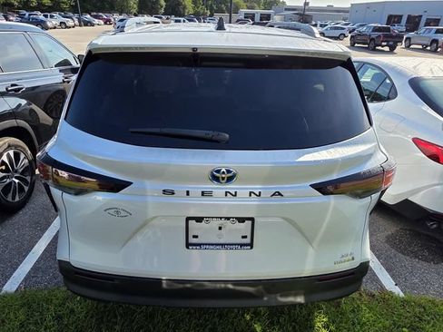 Used 2024 Toyota Sienna XLE FWD image 3