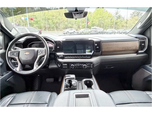 Used 2022 Chevrolet Silverado 1500 High Country w/ Technology Package image 12