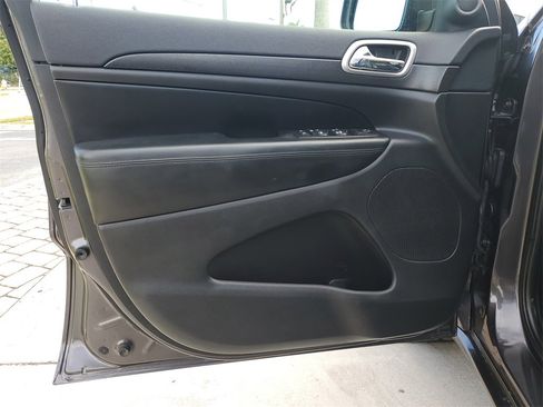 Used 2017 Jeep Grand Cherokee Altitude image 23