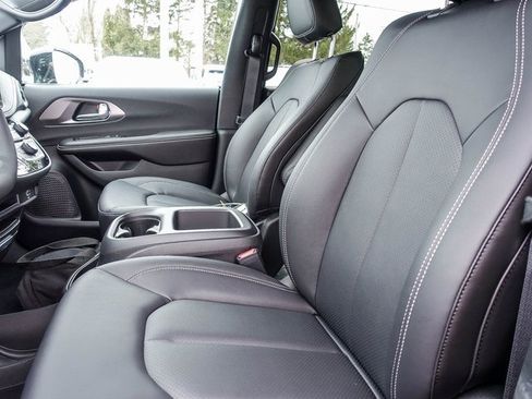 New 2026 Chrysler Pacifica Select image 18