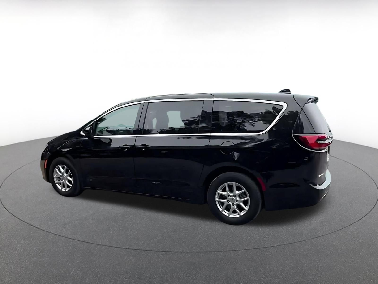 Used 2024 Chrysler Pacifica Touring-L FWD image 9