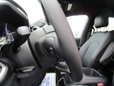 New 2026 Chrysler Pacifica Select FWD image 28
