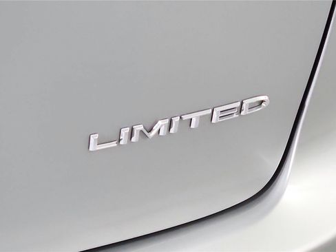Used 2026 Chrysler Pacifica Limited FWD image 20