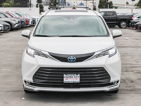 Used 2023 Toyota Sienna XLE image 2