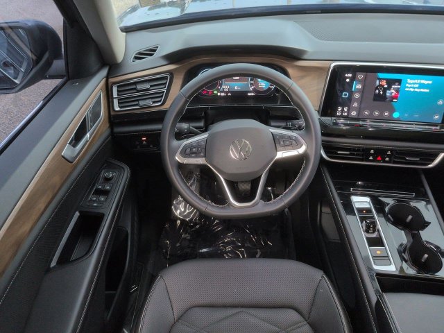 Used 2025 Volkswagen Atlas SE FWD image 18