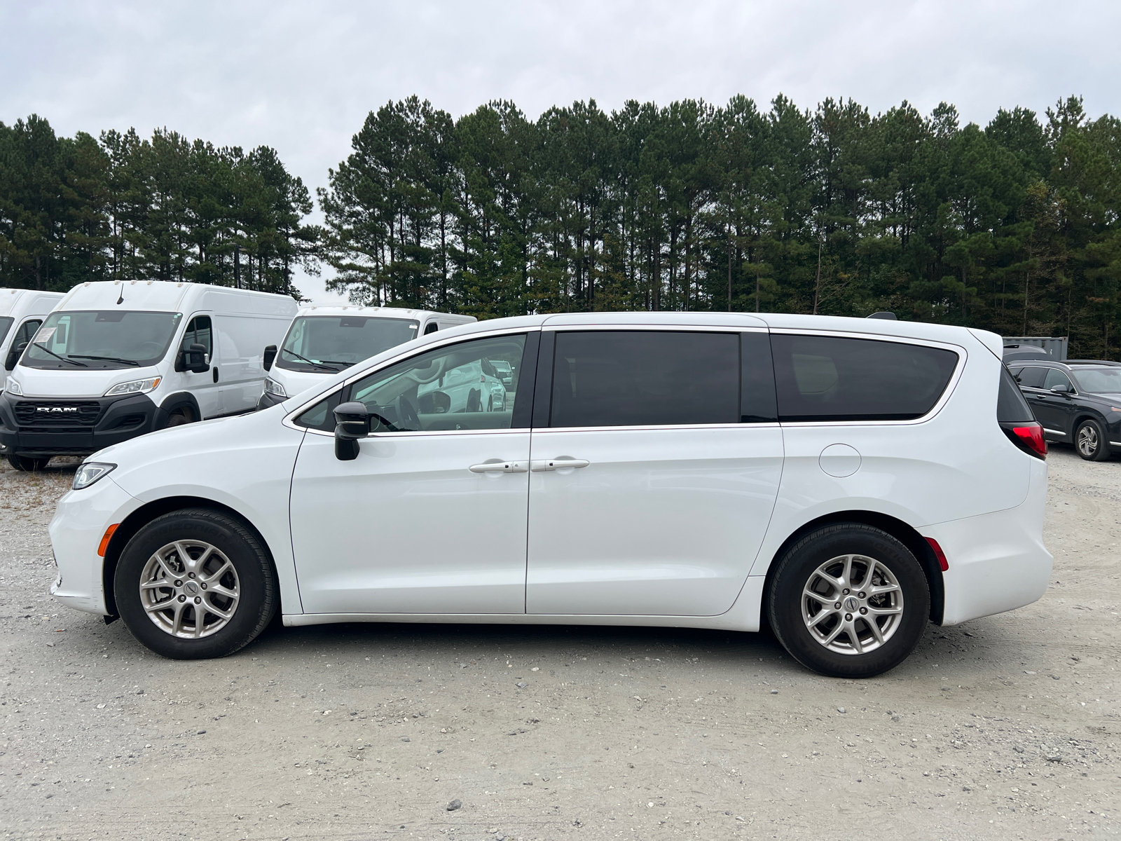Used 2024 Chrysler Pacifica Touring-L FWD image 11