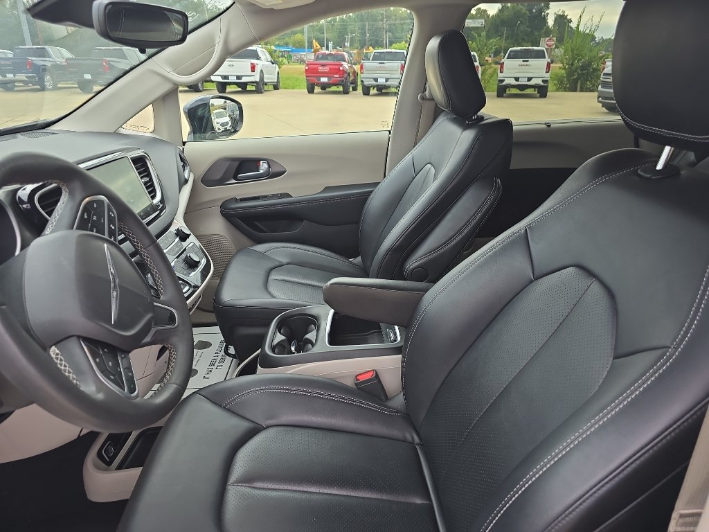 Used 2024 Chrysler Pacifica Touring-L FWD image 14