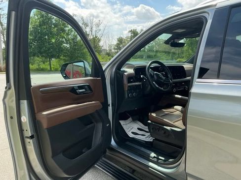 Used 2025 Chevrolet Suburban High Country AWD/4WD image 16