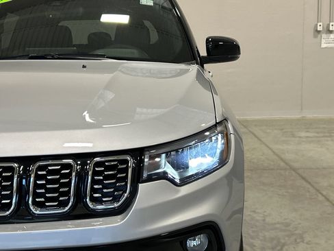 Used 2025 Jeep Compass Limited AWD/4WD image 10