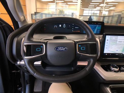Used 2025 Ford Expedition Active AWD/4WD image 14
