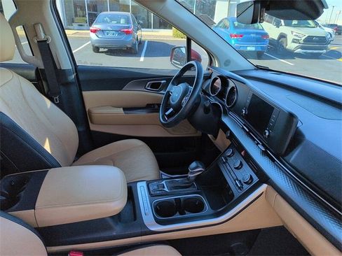 Used 2022 Kia Carnival LX image 9