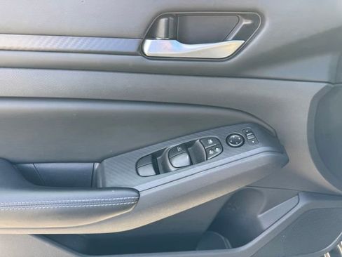Used 2025 Nissan Altima 2.5 SV image 13