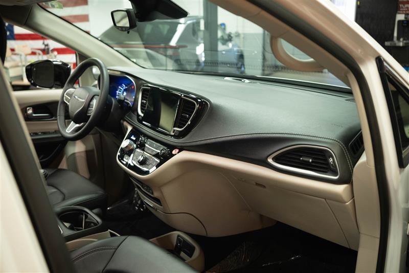 Used 2024 Chrysler Pacifica Limited FWD image 15