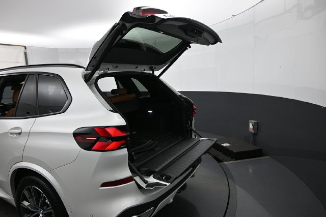 Used 2025 BMW X5 xDrive40i w/ M Sport Package AWD/4WD image 35