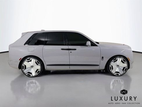 Used 2025 Rolls-Royce Cullinan Black Badge AWD/4WD image 5