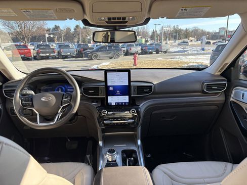 Used 2023 Ford Explorer Platinum w/ Technology Package image 8