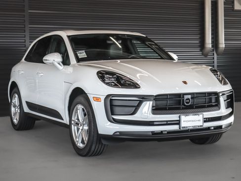 Certified 2026 Porsche Macan AWD/4WD image 7