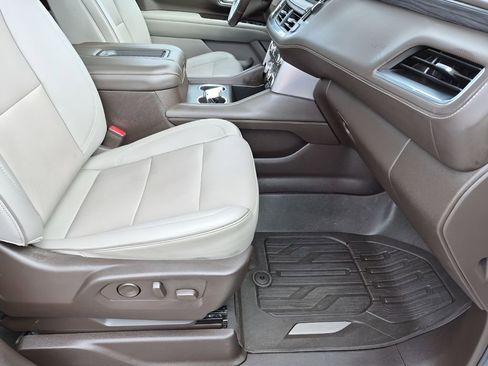 Used 2022 GMC Yukon XL SLT w/ SLT Premium Package image 16