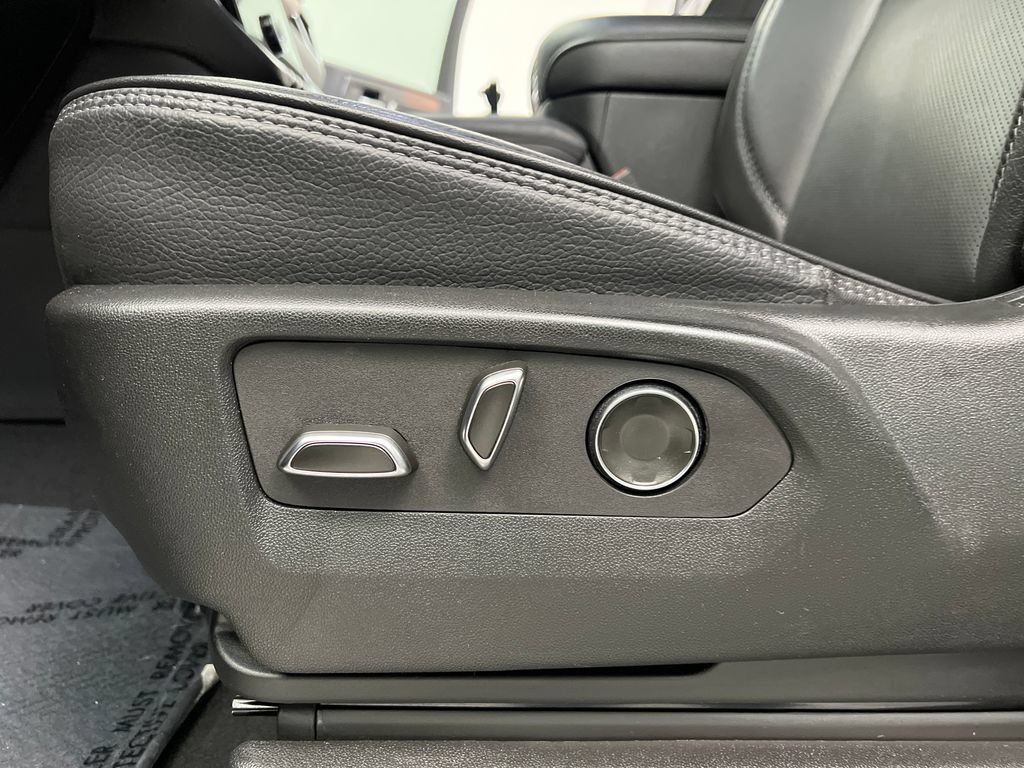 Used 2025 GMC Yukon XL Denali RWD image 13
