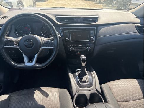 Used 2018 Nissan Rogue SV image 4