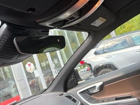 Used 2015 Volvo XC60 T5 w/ Proximity Package AWD/4WD image 18