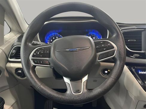 Used 2020 Chrysler Voyager Lxi FWD image 17