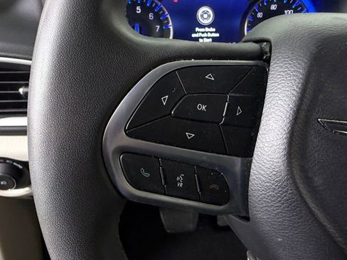Used 2023 Chrysler Pacifica Touring-L FWD image 18