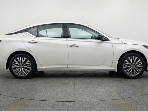 Used 2025 Nissan Altima 2.5 SV FWD image 11