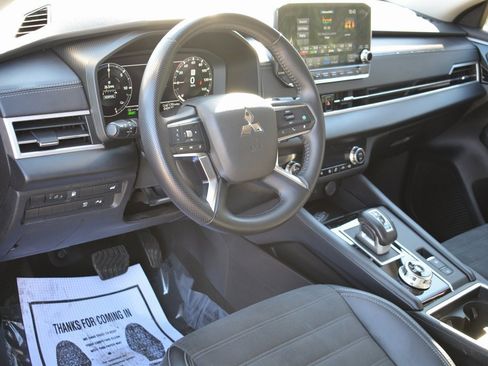 Used 2023 Mitsubishi Outlander SE image 10