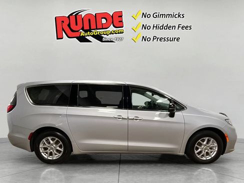 Used 2024 Chrysler Pacifica Touring-L FWD image 7
