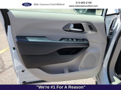Used 2023 Chrysler Pacifica Touring-L FWD image 25
