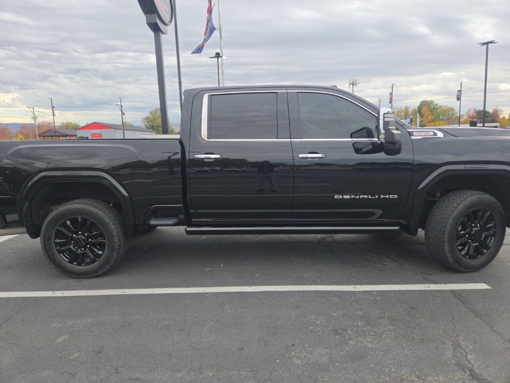 Used 2021 GMC Sierra 2500 Denali w/ Denali Black Diamond Edition AWD/4WD image 6