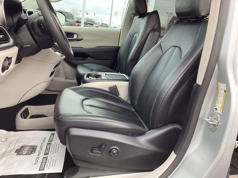 Used 2024 Chrysler Pacifica Touring-L image 15