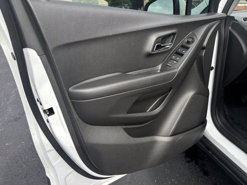 Used 2020 Chevrolet Trax LT w/ LT Convenience Package FWD image 5