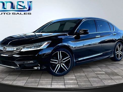 Used 2017 Honda Accord Touring image 1