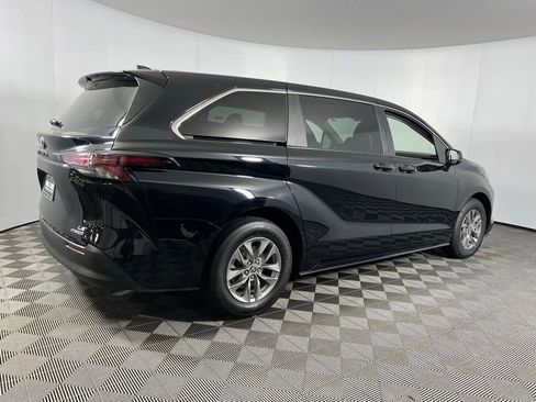 Used 2024 Toyota Sienna LE image 8