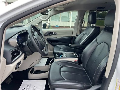 Used 2023 Chrysler Pacifica Touring-L FWD image 17