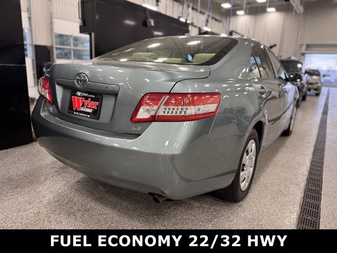 Used 2011 Toyota Camry LE image 3