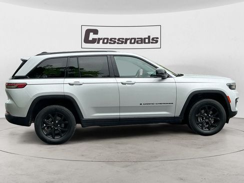Used 2025 Jeep Grand Cherokee Altitude AWD/4WD image 6
