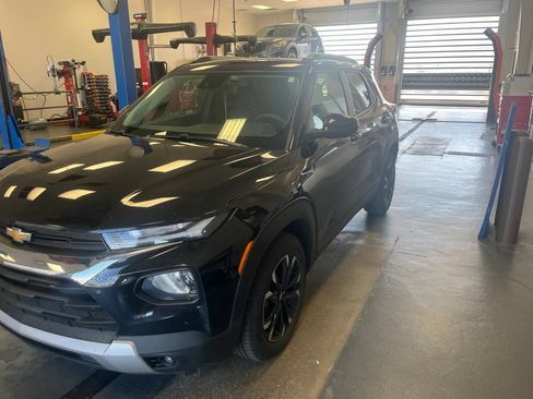 Used 2022 Chevrolet TrailBlazer LT FWD image 2