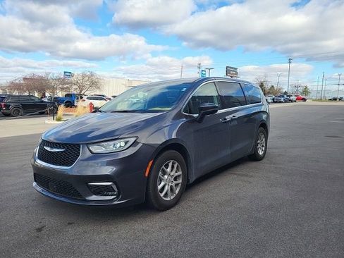 Used 2023 Chrysler Pacifica Touring-L image 7