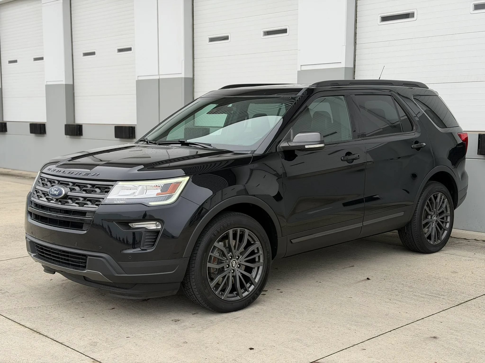 Used 2018 Ford Explorer XLT w/ XLT Appearance Package AWD/4WD image 2