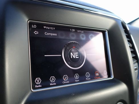 Used 2019 Jeep Grand Cherokee Laredo image 34