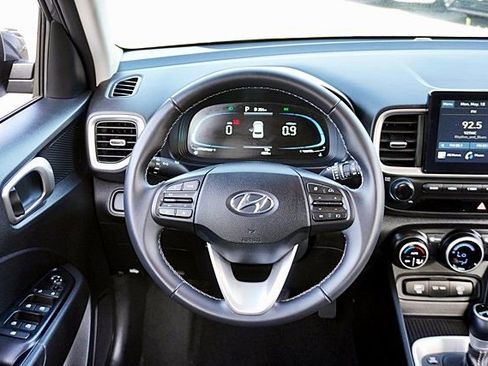 Certified 2025 Hyundai Venue SEL FWD image 19