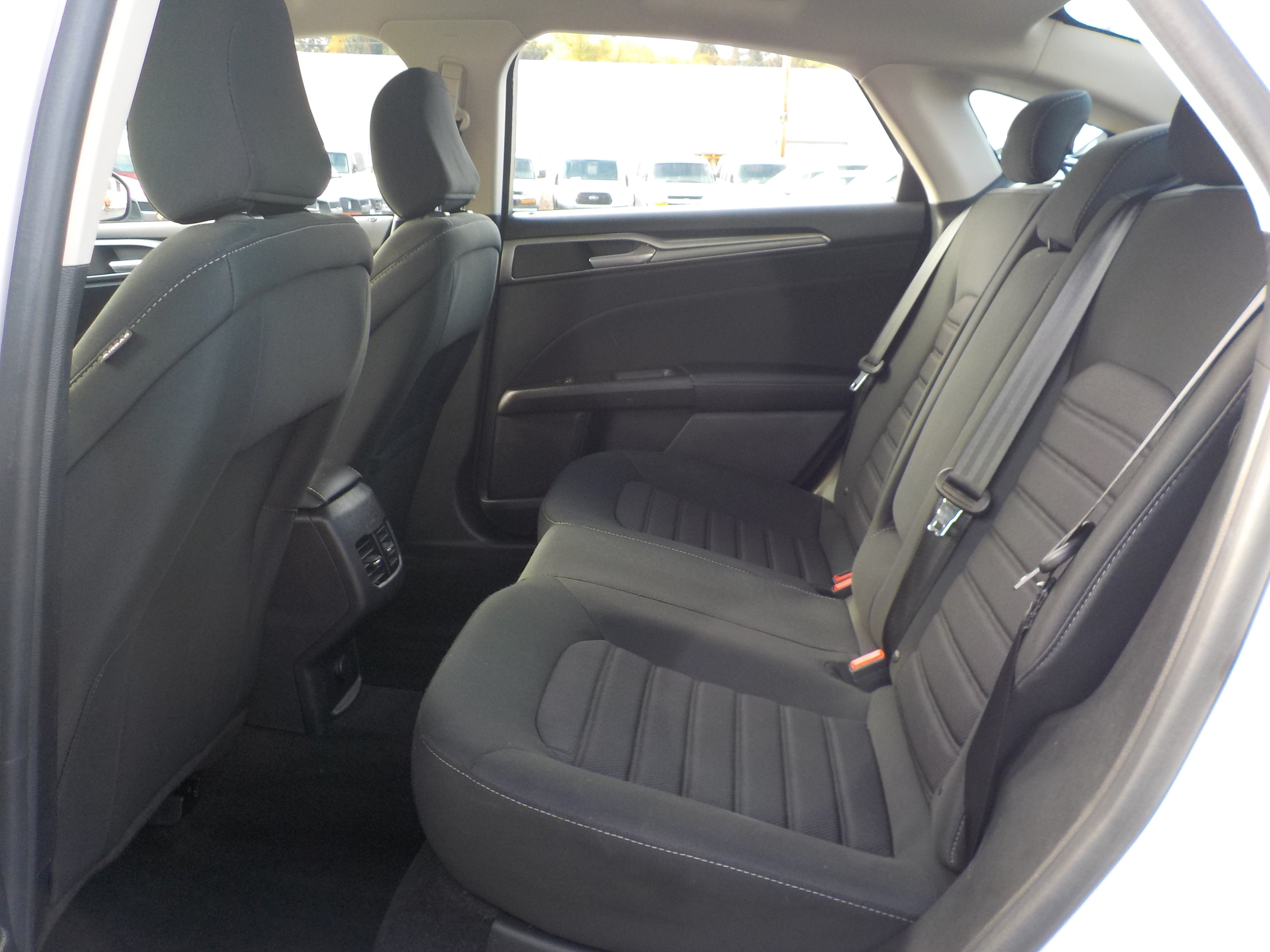 Used 2020 Ford Fusion SE FWD image 15