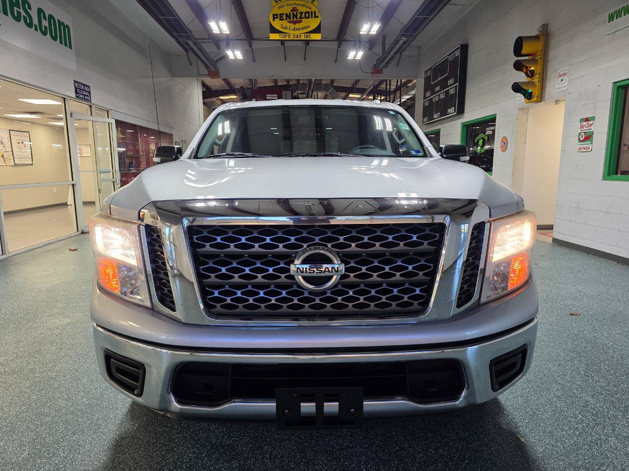 Used 2017 Nissan Titan SV RWD image 3
