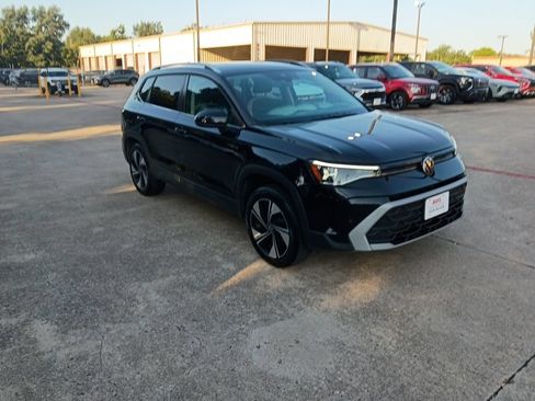 Used 2025 Volkswagen Taos SE AWD/4WD image 6